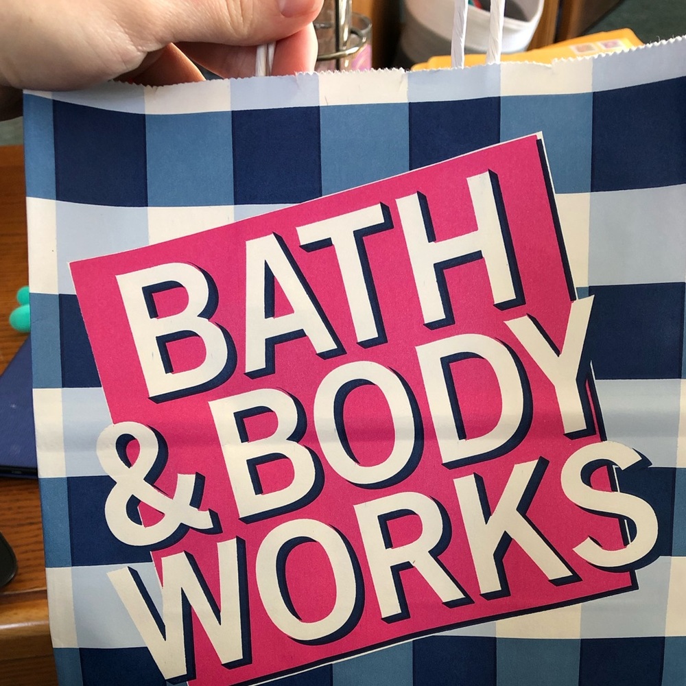 FREE BATH AND BODY WORKS POCKETBAC HAND SANITIZER WITH EVERY PURCHASE😊